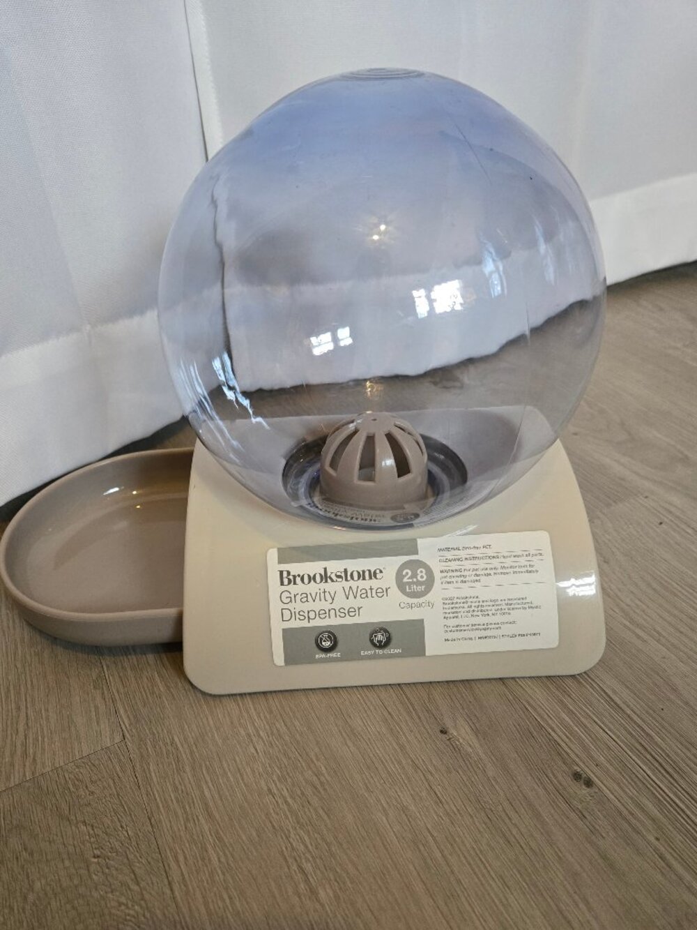 NWT - Gravity pet water dispenser